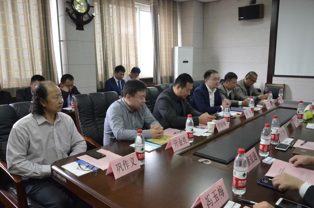 新澳彩
举行就业创业导师聘任暨校友捐赠仪式3.jpg