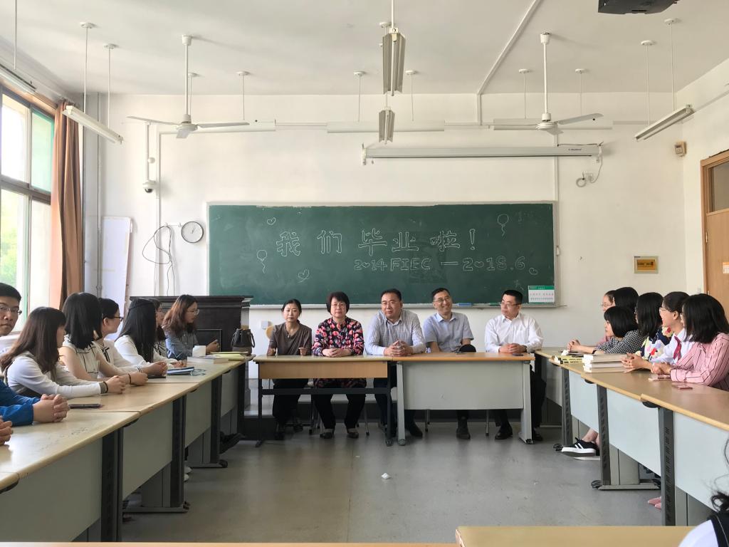 新澳彩
召开2014级金创班级毕业座谈会.jpg