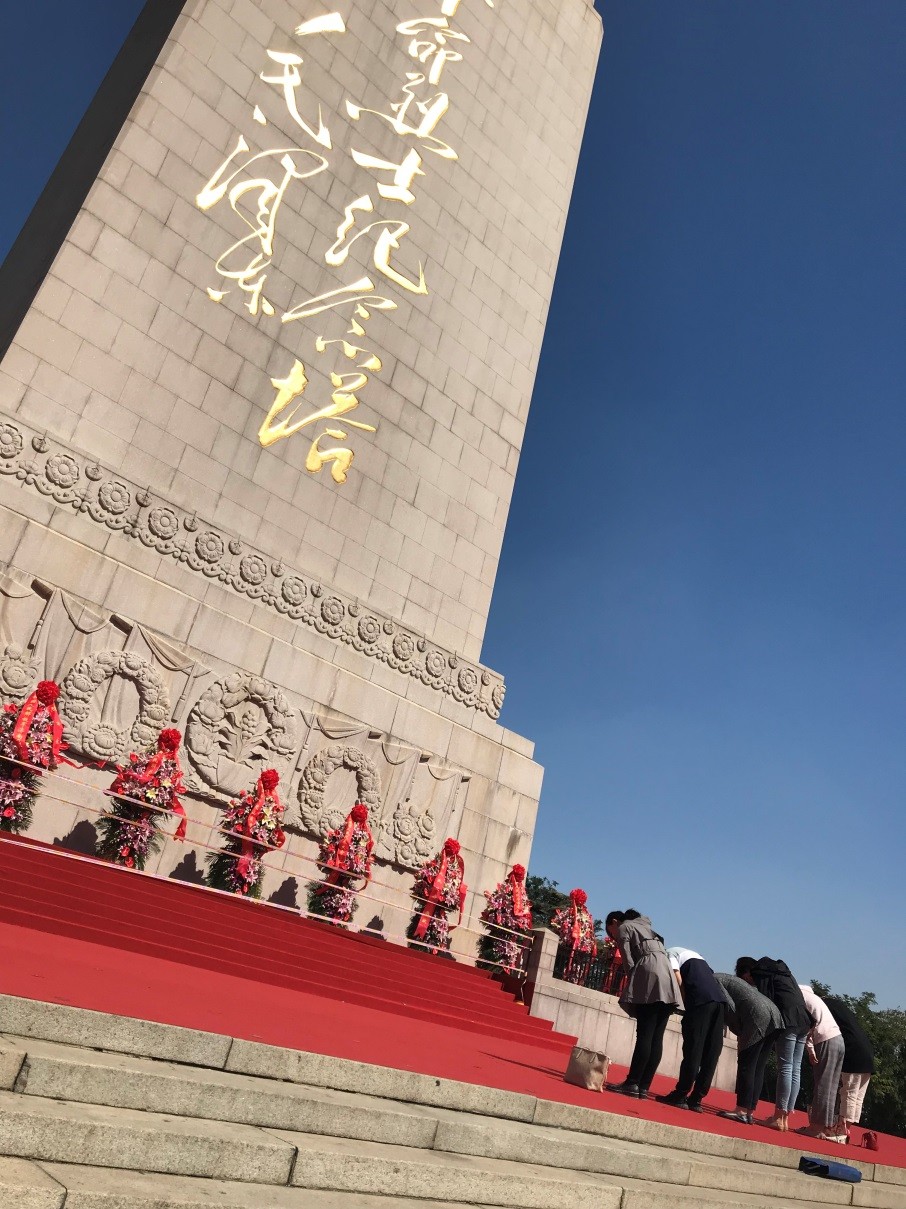 新澳彩
基层党建创优工作室成员缅怀革命先烈1.jpg