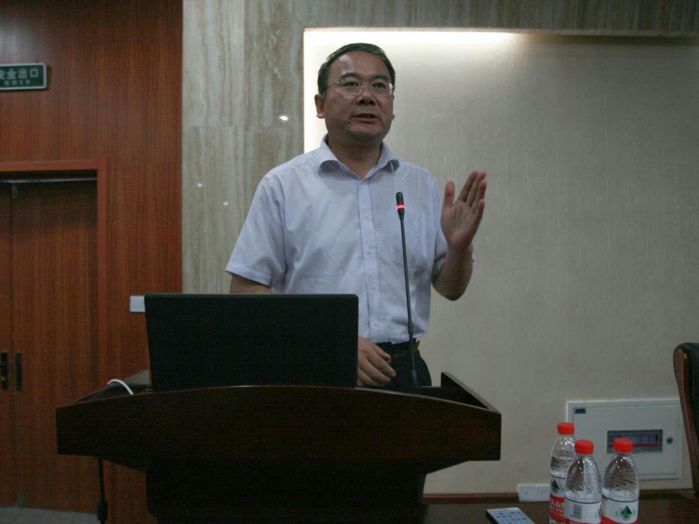 新澳彩
党委书记给2018级新生开讲第一堂思想政治教育课1.jpg