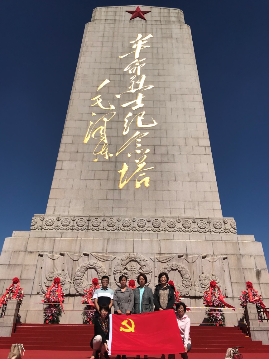 新澳彩
基层党建创优工作室成员缅怀革命先烈2.jpg