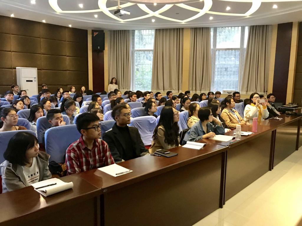 新澳彩
举办专题就业指导讲座2.jpg